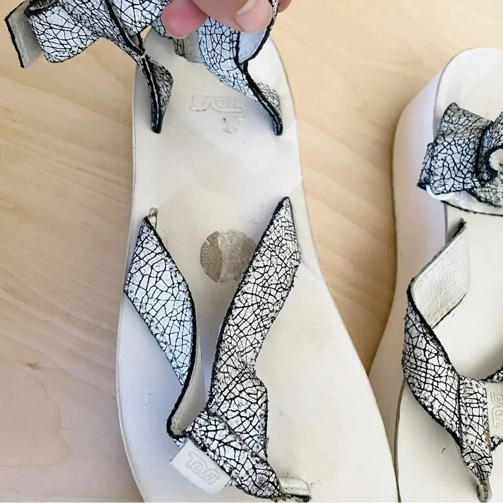 TEVA Cracked Distressed Platform Sandals Sz 9